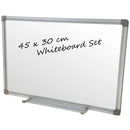 Hvidtavle 45x30 cm med tekst "Whiteboard Set", inkl. mikrofiberklud og 6 farvede tusser.
