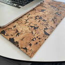 Kork mousepad m. sorte detaljer, 30x60 cm.