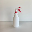 Hvid sprayflaske med rød triggerdyse, 500 ml kapacitet.