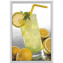 Ramme med glas citronlimonade, isterninger, citron og gul sugerør, omgivet af citroner.