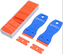 Blå plastikskraber med orange blade og en kasse med 100 orange plastblade, set ovenfra.