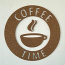 Rundt dekorativt skilt med "COFFEE TIME" og kaffekop-design. Tekstureret korkoverflade.