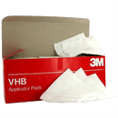 Åben kasse med 3M VHB Applicator Pads, hvide servietter delvist trukket ud foran.