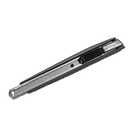 Skæreværktøj med metaldesign, sort grebsmønster, spids klinge og låsemekanisme på håndtaget.
