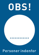 Blåt skilt med "OBS!" øverst, hvid cirkel i midten, "Personer indenfor" nederst.