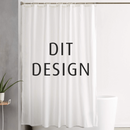 Hvidt badeforhæng med "DIT DESIGN", ved siden af en plante og badekar.