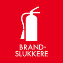 Rødt klistermærke med hvidt brandslukkerikon og teksten "BRANDSLUKKERE" i hvid nedenunder.