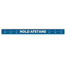 Blå gulvfolie med "HOLD AFSTAND" i hvidt og ikoner af mennesker og pile for afstand.
