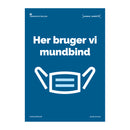 Blåt skilt med teksten "Her bruger vi mundbind" og illustration af mundbind for tydelig kommunikation.