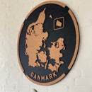 Danmarkskort i kork med en ramme på en baggrund af filt. 