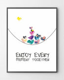 Farverige, geometriske fugle på hvid baggrund. Tekst: "ENJOY EVERY MOMENT TOGETHER."