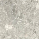 Grå og hvid terrazzo mønster med matte overflade, ujævne former og årer.