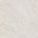 Mat overflade med marmor-look i cremet farve, glat tekstur og naturlige mønstervariationer.