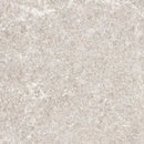 Mat overflade med stenlignende tekstur i lyse beige og grå nuancer, uden synlige samlinger.