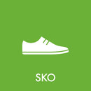 Grønt klistermærke med hvid skosilhuet og teksten "SKO" i fed hvid skrift. Minimalistisk design.