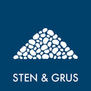 Illustration af sten og grus i hvid på blå baggrund med teksten "STEN & GRUS" nedenfor.