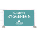 Teal banner på byggehegn med teksten "Banner til Byggehegn", logo, forstærkede kanter, metaløjer.