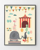 Cirkusplakat med elefant, flamingo, sæl, farverige balloner, flag og cirkustelt i baggrunden.