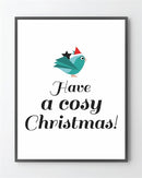 Indrammet plakat med fugl i nissehue og teksten "Have a cosy Christmas!" i legesyg skrift.