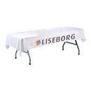 Hvid borddug med farverigt "LISEBORG" logo trykt på siden, dækker et bord.