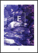 Plakat med lilla krystaller, gradient fra lys til mørk. Midt: "F," Fluor, atomnummer 9, masse 18.998.