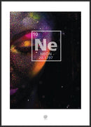 Nærbillede af ansigt med neonfarver, "Ne" symbol og info, mørk baggrund, hvid kant med logo.
