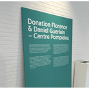Tekstplakat med "Donation Florence &amp; Daniel Guerlain – Centre Pompidou" på solid farvet baggrund.